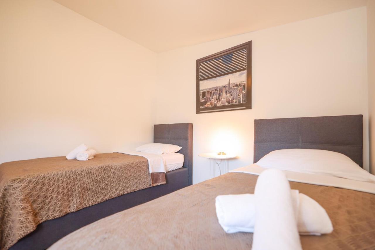Sunny Terrace With Two Bedroom And Parking Apartament *