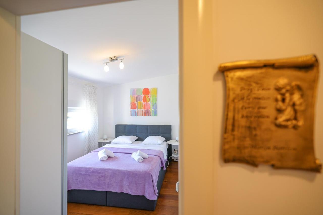Sunny Terrace With Two Bedroom And Parking Apartament